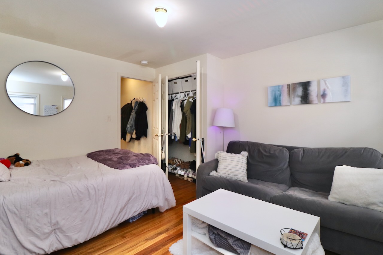 This downtown Hoboken apartment features two spacious bedrooms on opposite ends and an eat- in kitchen. Great location near the PATH station and NYC bus, allowing for easy transportation for commuters who can also enjoy close proximity to great bars, restaurants, shopping, and parks. Available July 1!