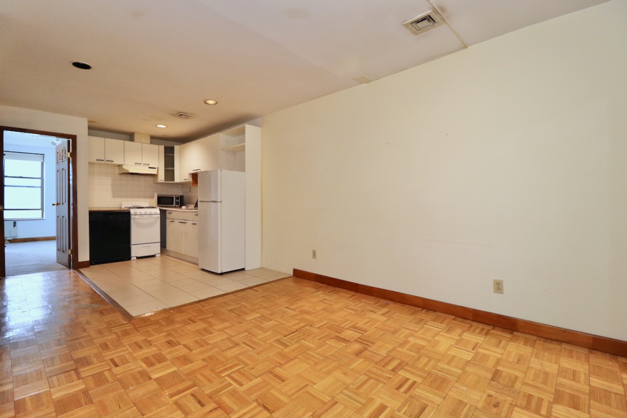 Come view this two bed, one bath downtown JC apartment! Located in Paulus Hook, this unit features bedrooms on opposite sides of the unit, lots of natural light, a dishwasher, central air, and laundry in the building. Very pet friendly! 