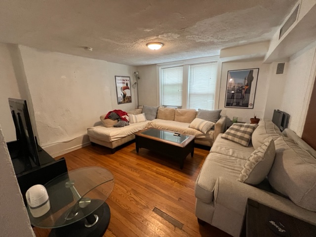 Centrally located 2 bed 1 bath on desirable garden st! This unit is a garden level apartment. Each bedroom is a reasonable size that can fit a bed and dresser. Close to all shops, restaurants, waterfront, & path train. Available 9/1. Broker fee paid by tenant of 10% of annual rent