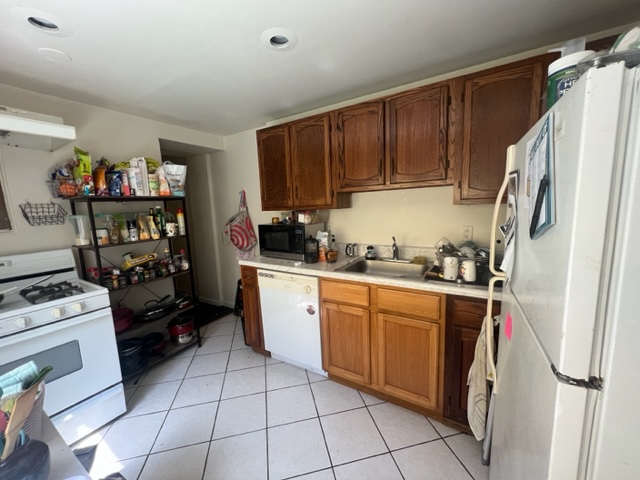 BASEMENT UNIT. Fantastic deal 2 bed 1 bath apartment located on desirable Bloomfield street!  Both bedrooms will fit a queen and have a closet. Laundry in unit!! Available 10/1/23. Sorry no pets. Tenant pays broker fee of 10% of annual rent.