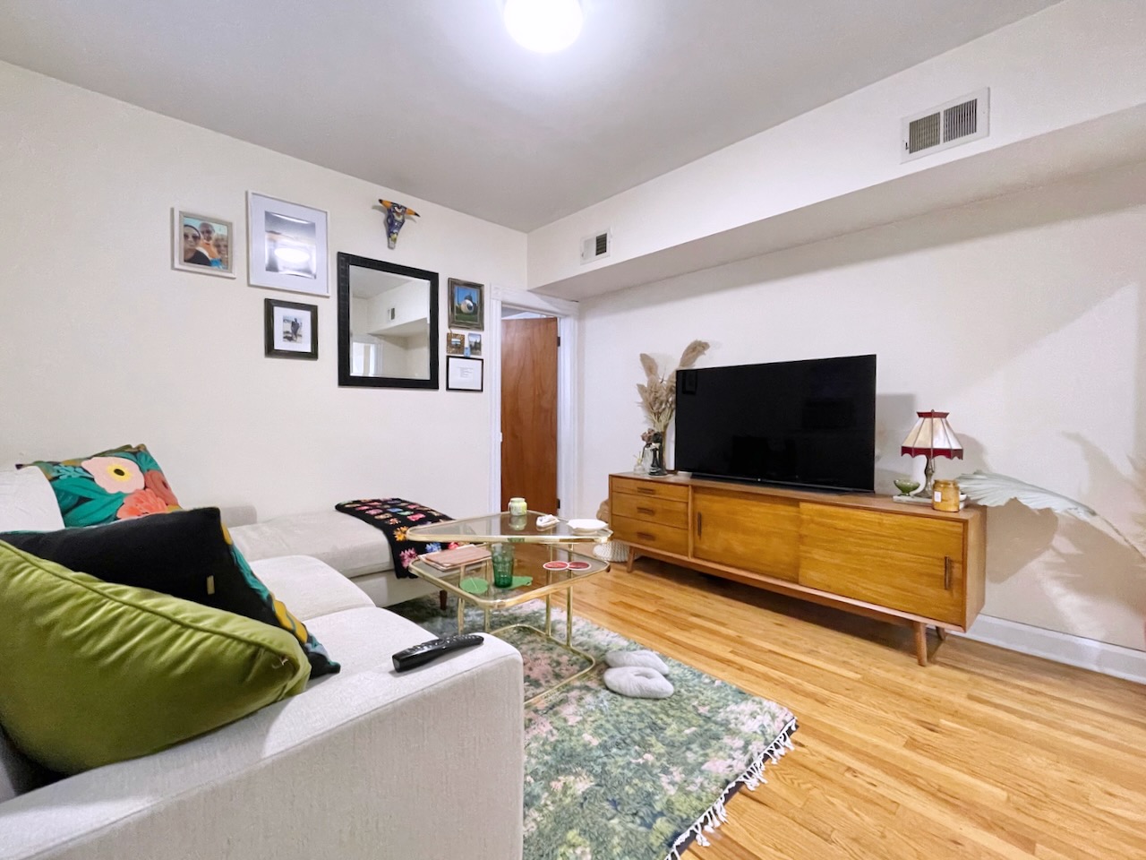 Close to JSQ Path station, as well as the JC Heights neighborhood, this "one bed plus office" apartment is perfect for both working from home and for commuting into NYC. Central A/C. Good closet space including a deep storage closet, a wide bedroom closet, and a linen closet in the bathroom. Bubbles laundromat right around the corner on Summit Ave. Available December 1st ! Ask to see the virtual tour!