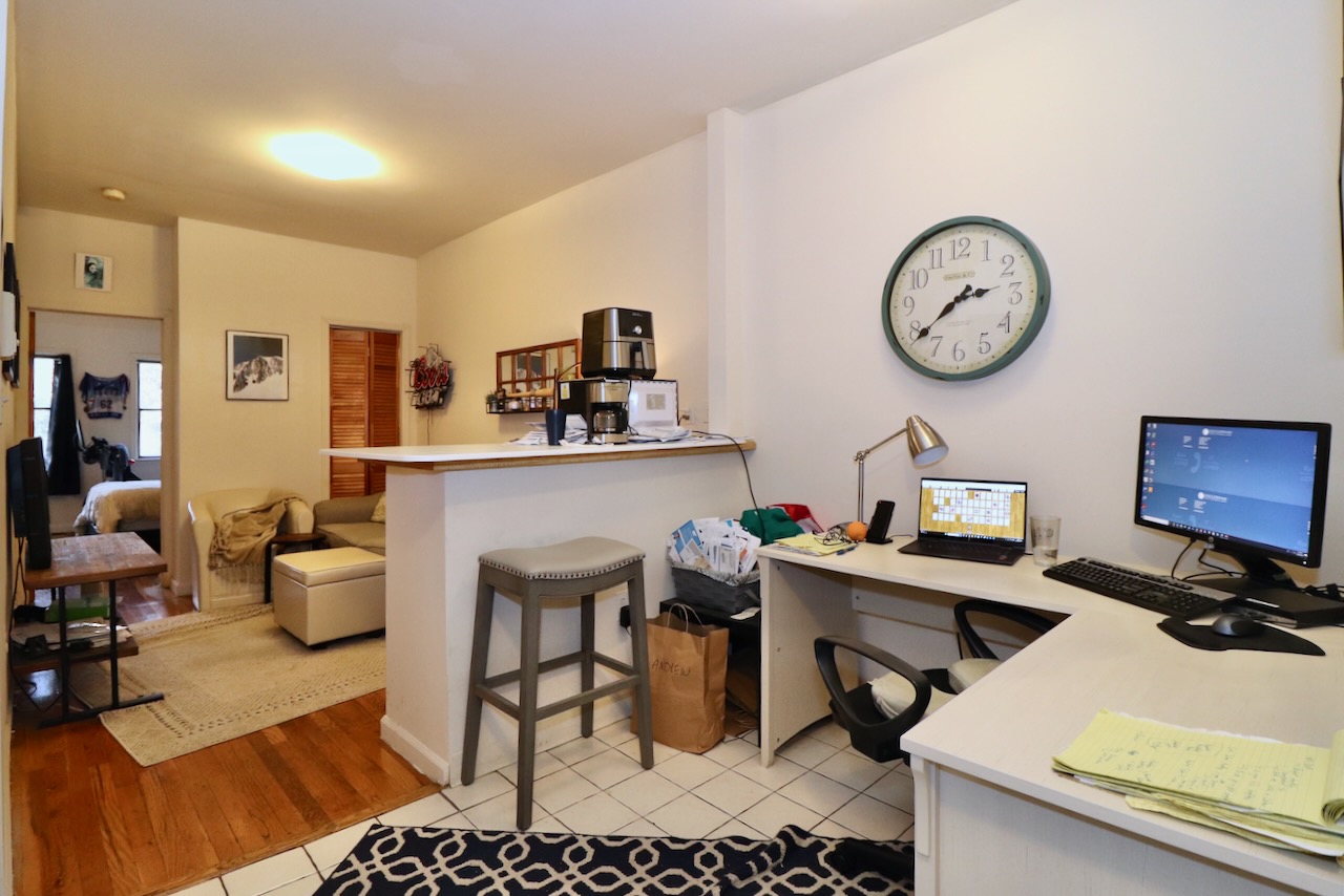 This one bedroom apartment features an eat-in kitchen with breakfast bar, an oversized bedroom, and hardwood floors throughout. Located in a great Midtown Hoboken location, allowing for easy transportation for commuters who can also enjoy close proximity to great restaurants, shopping, and parks. Available December 1st!