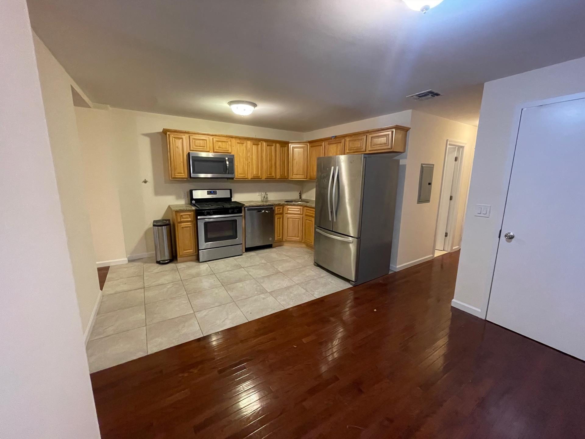 VACANT! You dont want to miss this 4 bed 2 bath unit on desired Washington St! Close to parks, restaurants, bus stops, path and more! Unit features hardwood floors, stainless steel appliances, and central air! Available ASAP. Tenant pays broker fee.