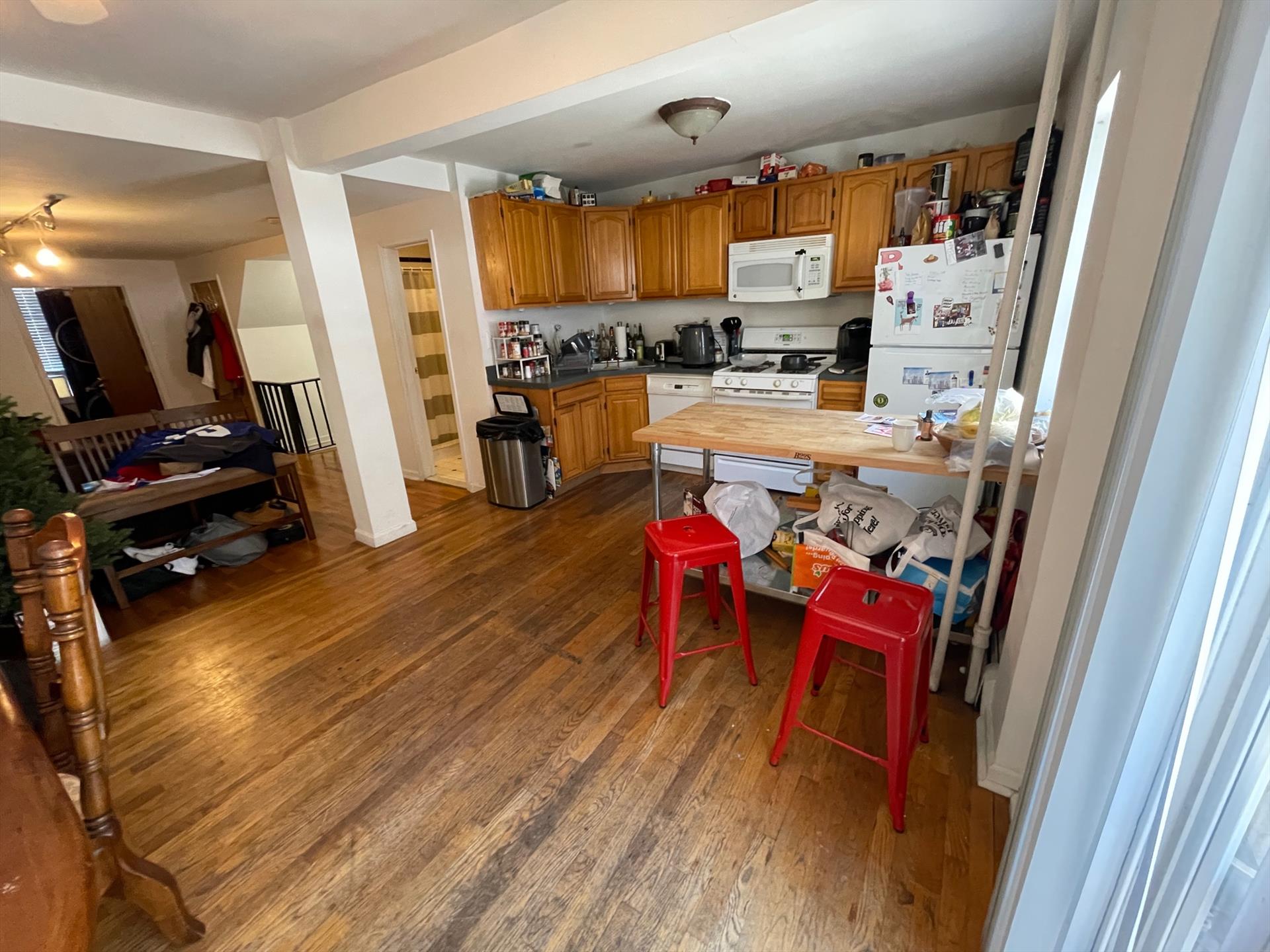 3 bed 3 bath duplex apartment with amazing PRIVATE YARD in the best location in Hoboken and in unit washer/ dryer!!! All three bedrooms are a good size and will fit queens/ dressers, huge living room/ dining area, washer dryer in the unit, dishwasher and a private deck and yard makes this apartment the perfect share! Available 4/1/24. Broker fee paid by tenant.