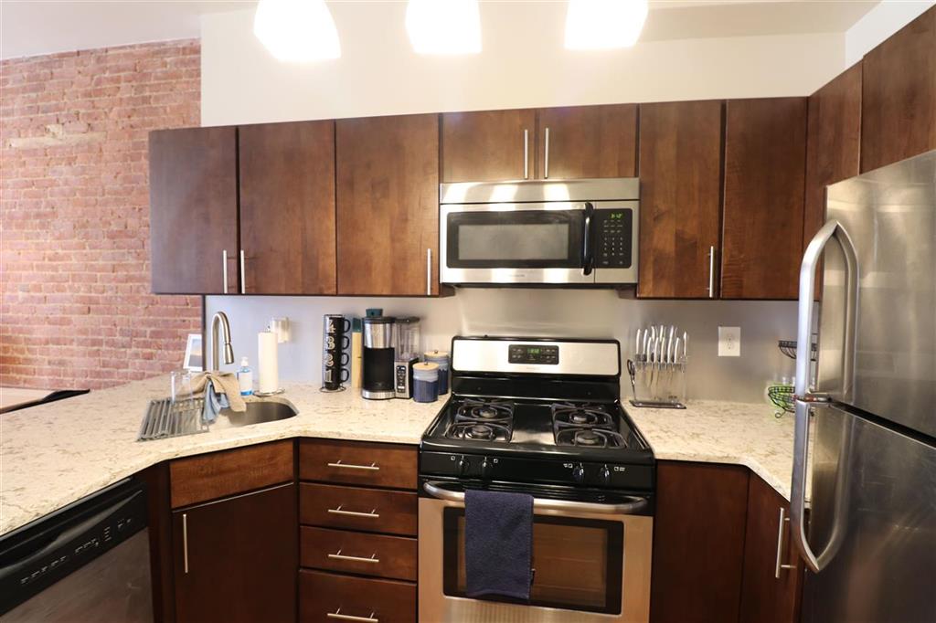 Gorgeous and recently renovated 1 Bedroom apartment with condo finishes located in a perfect Uptown location on Willow Street. Gorgeous kitchen with dishwasher, gas oven and granite counters that create lovely breakfast bar that opens up to a large living space. Other features include exposed brick throughout, plenty of closing space and filled with natural sunlight. Washer / Dryer in the basement. NO PETS. Available 4/1/24. One month broker fee.