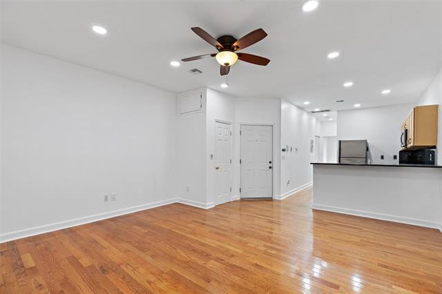 Amazing 2 bed 2 bath in the heart of downtown Jersey City! Apartment features hardwood floors, stainless steel appliances & washer/dryer in the unit! Convenient to Grove St Path, restaurants, shopping, coffee shops and more! Available 4/1/24. Tenant pays broker fee.