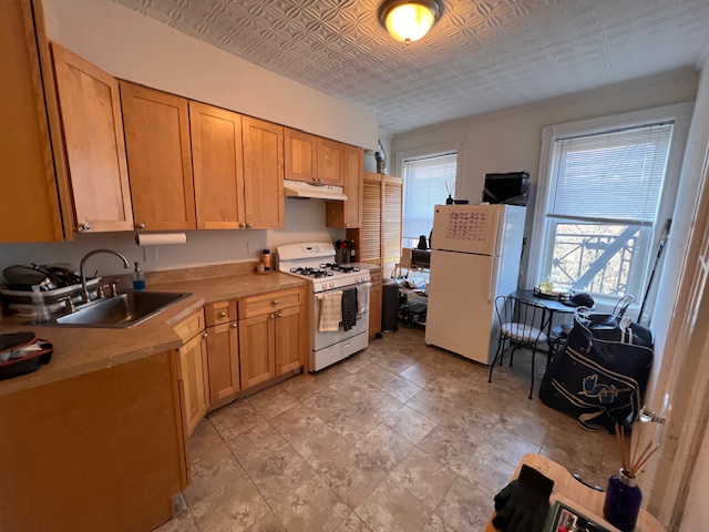 Centrally located 1 bed 1 bath! Apartment features, hardwood floors and a large open bedroom. No laundry. Available April 1st. tenant pays broker fee.
