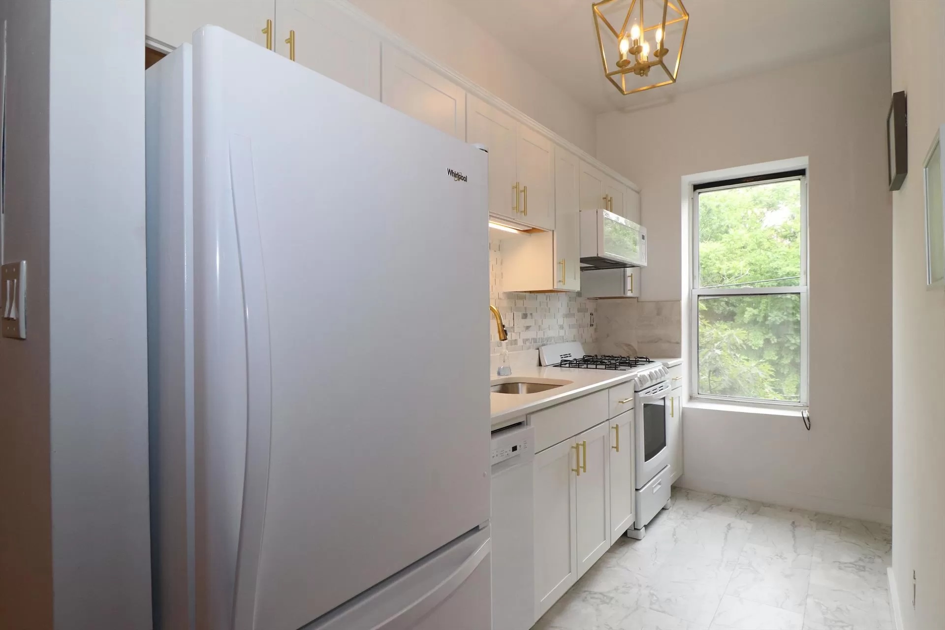 Bright 2 bed / 1 bath apartment with in-unit washer/dryer, central air conditioning, MW and DW. Exposed brick details in main living area.  Just a short distance to PATH Stations and Hamilton Park. Available July 1st.  
Ask for the virtual tour!