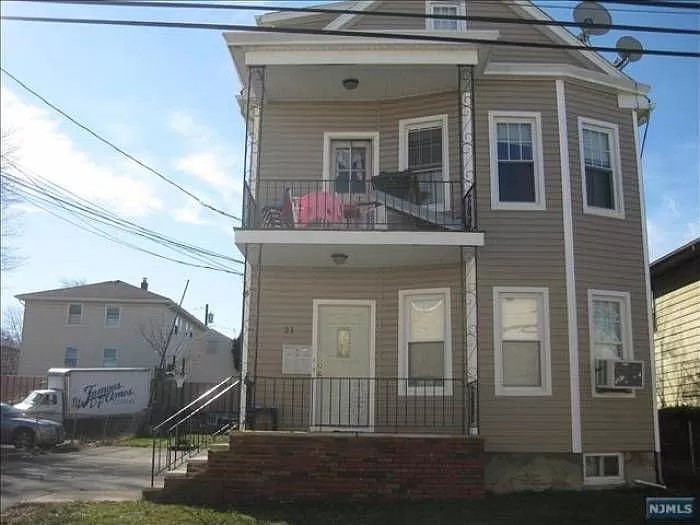 1br unit on the 3rd floor. Off street parking for 1 car. Shared back yard. Great for student or couple. Available immediately. 