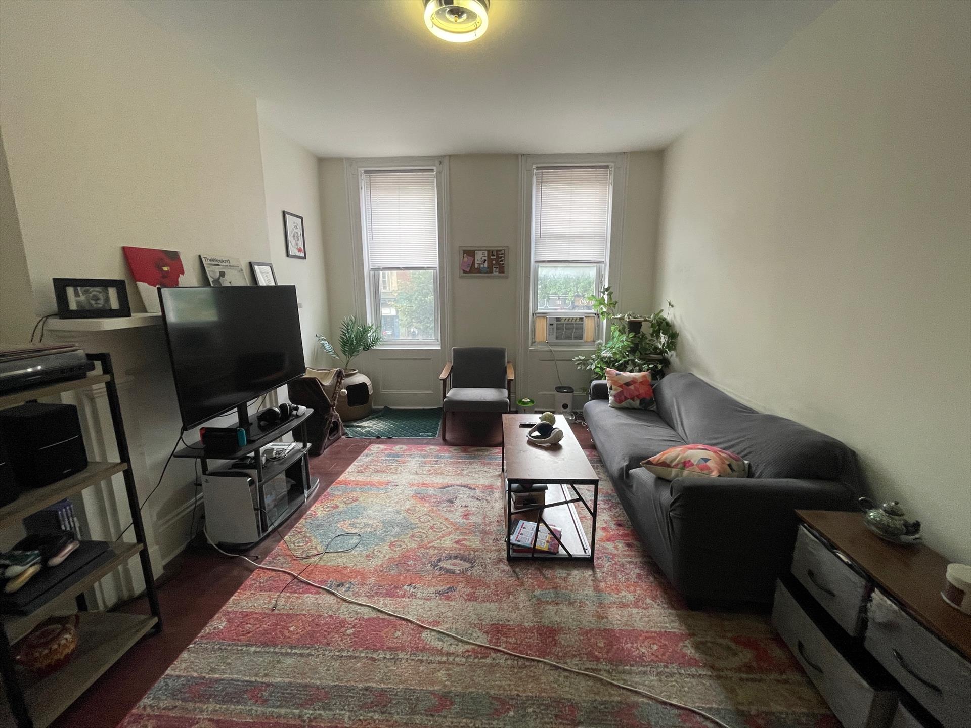 Amazing one bed, one bath plus den in prime downtown location! Close to transportation, shops, restaurants, parks, etc. This home features hardwood floors. Located on the 2nd floor of the building. Free laundry in basement! Available 8/15/24. Tenant pays broker fee.
