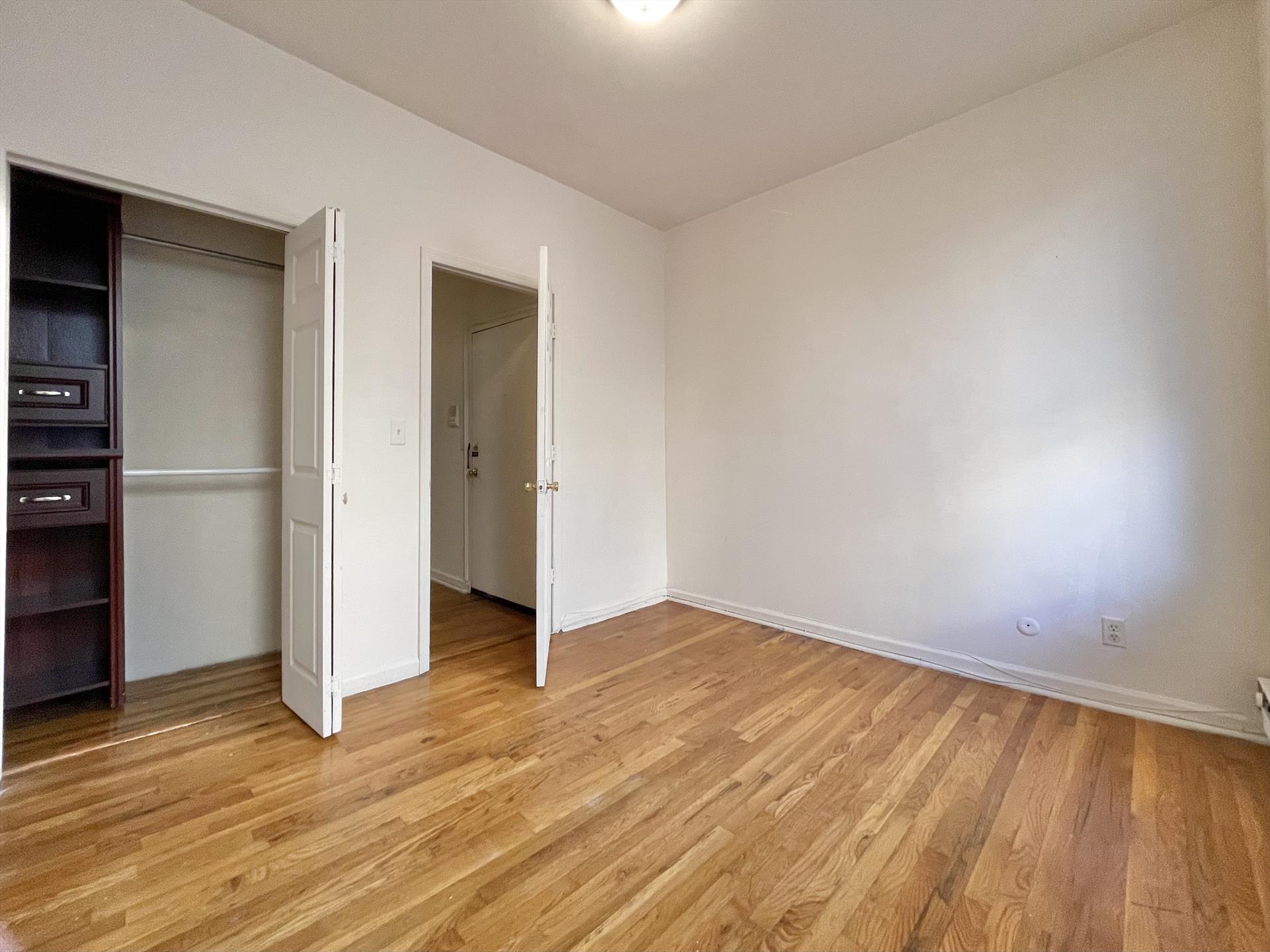 This apartment features a sun-filled bedroom and a kitchen with shaker style cabinets. Located in a great Midtown Hoboken location, allowing for easy transportation for commuters who can also enjoy close proximity to great restaurants, shopping, and parks. Available now!
