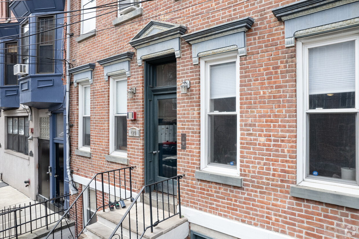 Welcome Home To This Great Layed Out One Bedroom Unit In The Heart Of Hoboken!
Hardwood Floors Throughout, Exposed Brick, Breakfast Bar,
SS Appliances In The Kitchen. Washer Dryer In The Unit
Private Storage Unit In The Basement.
Plus More! Must See To Appreciate. Do Not Miss Out!