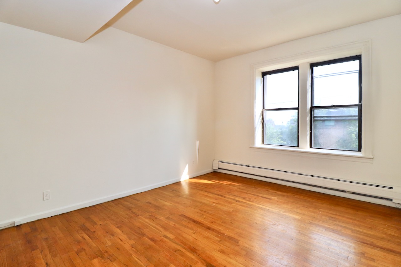 Spacious 2BR in the perfect JC Heights location. Right next to Riverview Park and near the Congress St elevator to the light rail, 100 steps to Hoboken, and many local restaurants and cafes. Laundry in building. Available January 1!