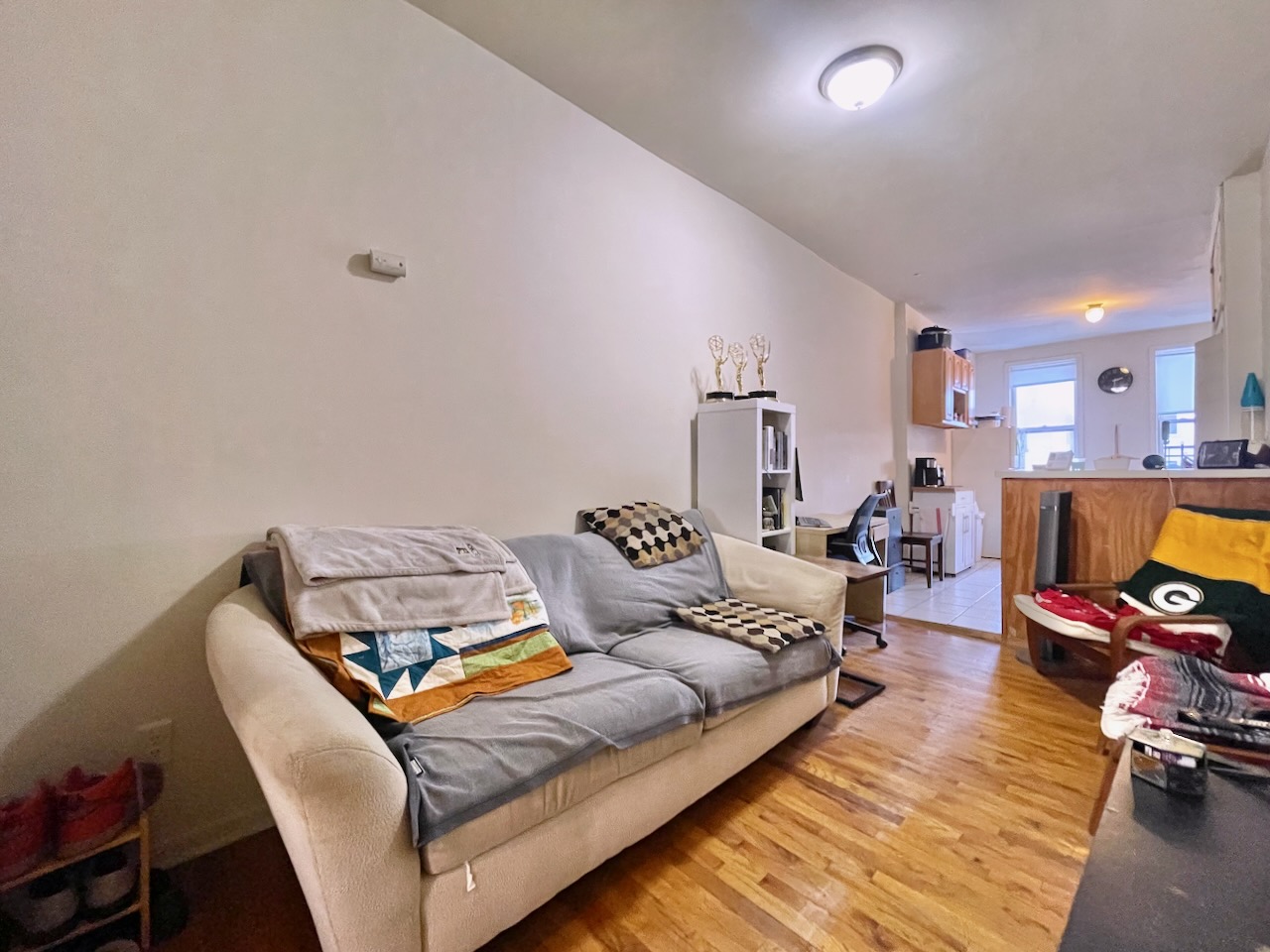 This Midtown Hoboken apartment features hardwood floors, a sun-filled bedroom and a kitchen with gas stove. The central location provides easy transportation for commuters who can also enjoy close proximity to great restaurants, shopping, and parks. Available March 1!