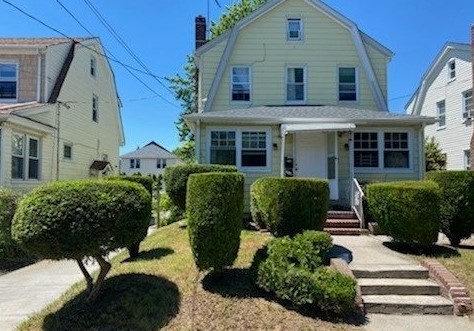 Beautiful Renovated Jr. 4 Apartment for Rent. Features Living Room/Dining Room Combo, Kitchen w/Stainless Steel Appliances, 1 Full Bathroom and Basement. Wood floors throughout. Use of Yard and Driveway Parking. Convenient to Schools, LIRR. Buses and Shopping.