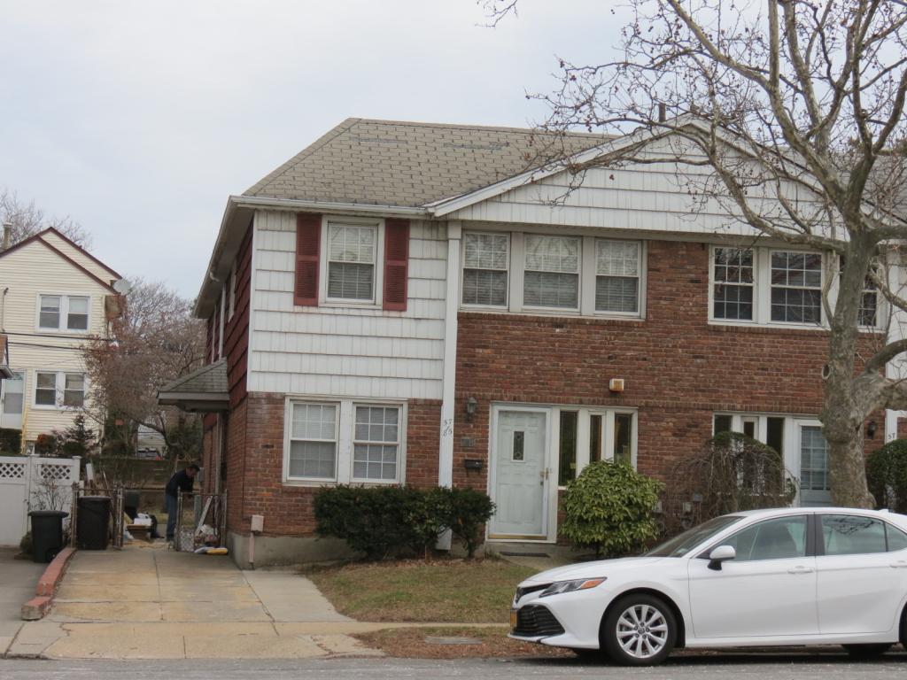Cozy Two Bedroom Apartment For Rent In Oakland Gardens, Features Living Room/ Dinning Room Combo, Eat In Kitchen W/ SS Appliances + Dishwasher & 1 Full Bath. Hardwood Flooring Throughout. Access To Backyard. Close To All Shops And Transportation.