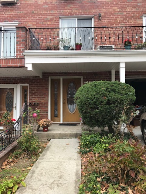 Spacious Apartment for Rent in Whitestone. Features Living Room, Dining Room, Eat-in-Kitchen w/Granite Counter Tops, Master Bedroom with a 1/2 Bathroom, 2 Additional Bedrooms and 1 Full Bathroom. Balcony and Backyard. Wood Flooring and Carpet. All Utilities Included. Close to Shops and Transportation.
