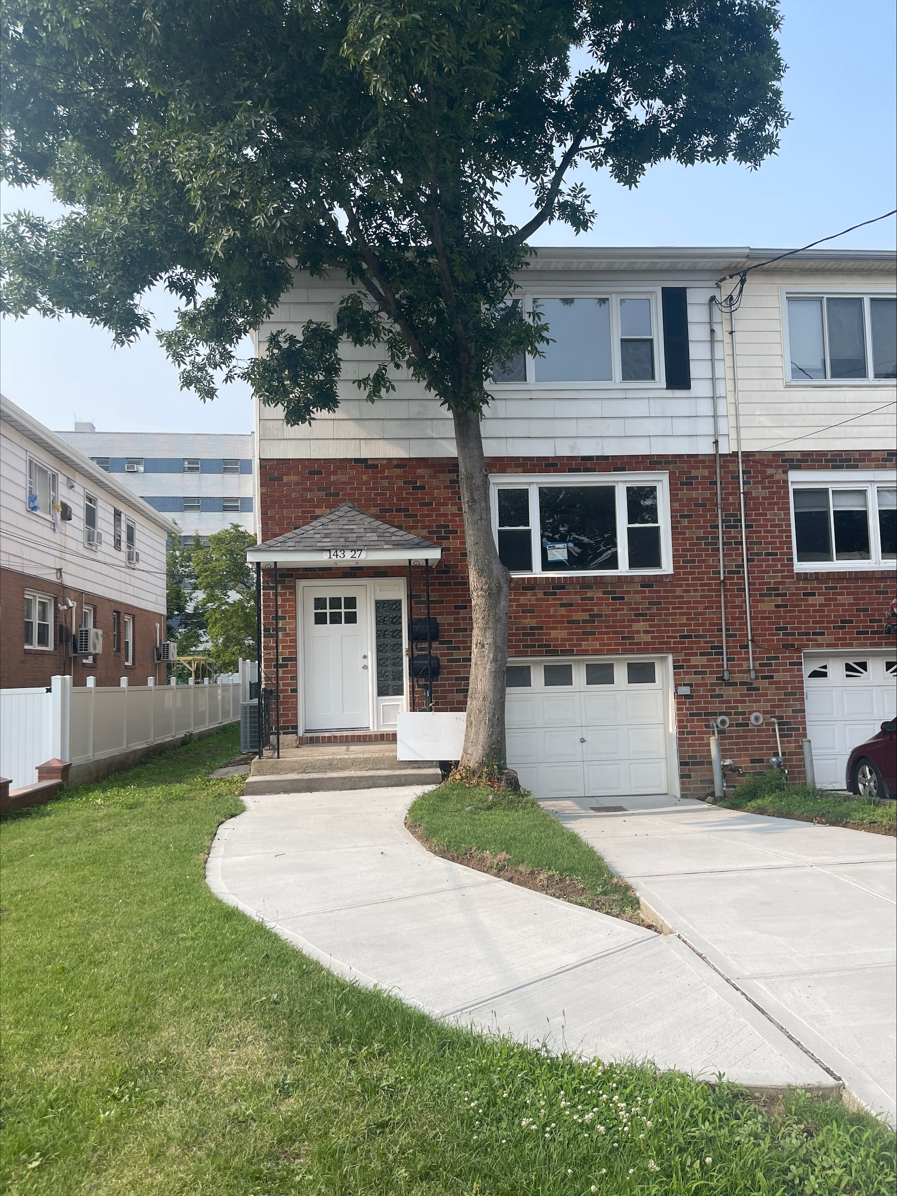 Gorgeous Renovated Apartment For Rent In Whitestone, Features Living Room, Dining Room, Eat In Kitchen W/ SS Appliances, Three Bedroom & 1.5 Bathrooms. Hardwood Flooring Throughout. Water Included. Close To All Shops And Transportation.
