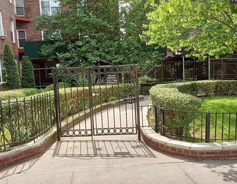 Nice 1 Bedroom Apartment in Building in Forest Hills. Large Living Room, Open Kitchen Concept, Large Bedroom, 1 Full Bathroom. Wood Floors Throughout. Shared Use of Laundry in Building. Dogs and Cats Allowed. Close to Transportation and Shopping.

