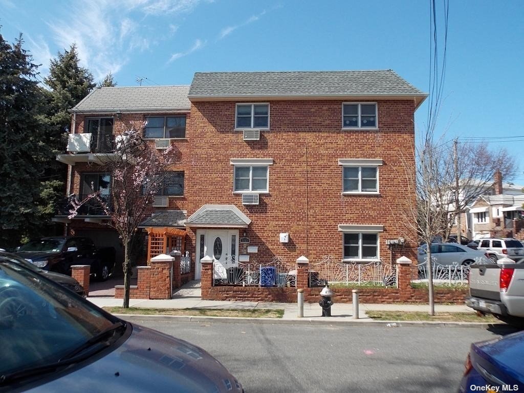 Gorgeous Apartment For Rent In The Heart Of Middle Village Features Living Room, Eat In Kitchen W/ SS Appliances. Three Bedrooms w/ Closet Space & Two Bathrooms. Hard Flooring Throughout. Heat, Water And Gas Included. Close To All Shops