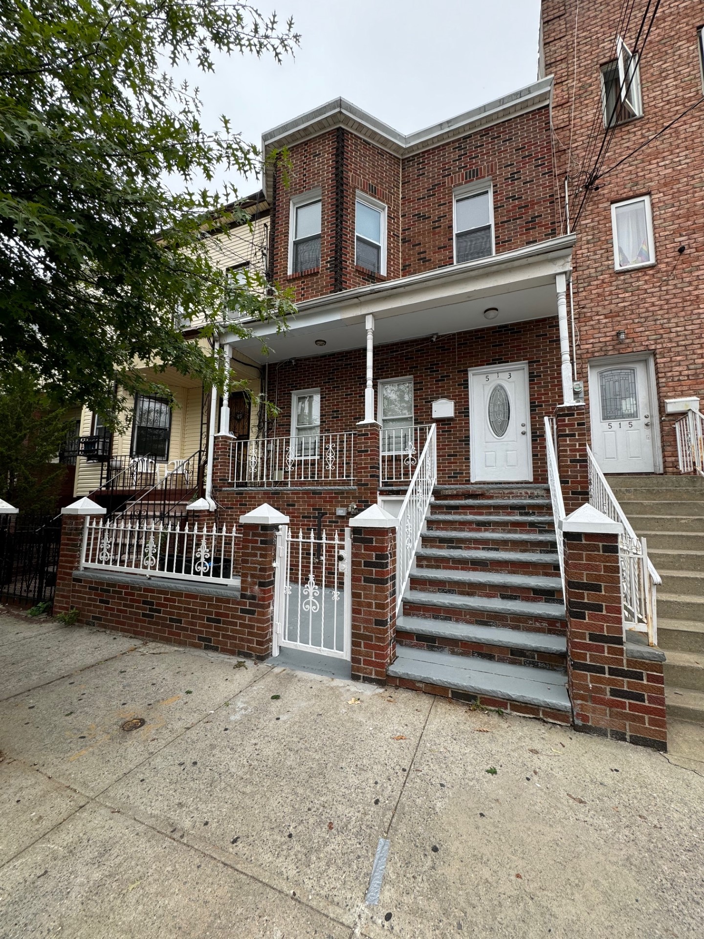 Beautiful Freshly Painted Three Bedroom Apartment for Rent In The Heart Of East New York Features Living Room, Dining Room, Eat In Kitchen & 1 Full Bathroom. Hardwood Flooring Throughout. Ample Closet Space. Close To All Shops & Transportation.