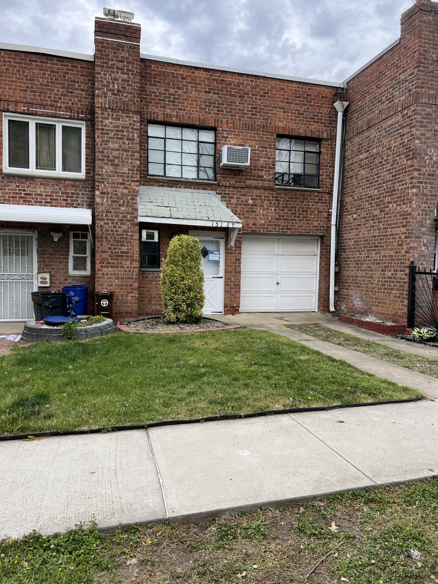 Beautiful 1 Bedroom Apartment in Whitestone. Features Living Room, Eat in Kitchen, 1 Bedroom, 1 Full Bathroom, Access to Yard. Hardwood Floors, New Paint, New Bathroom. Close to Shops and Transportation