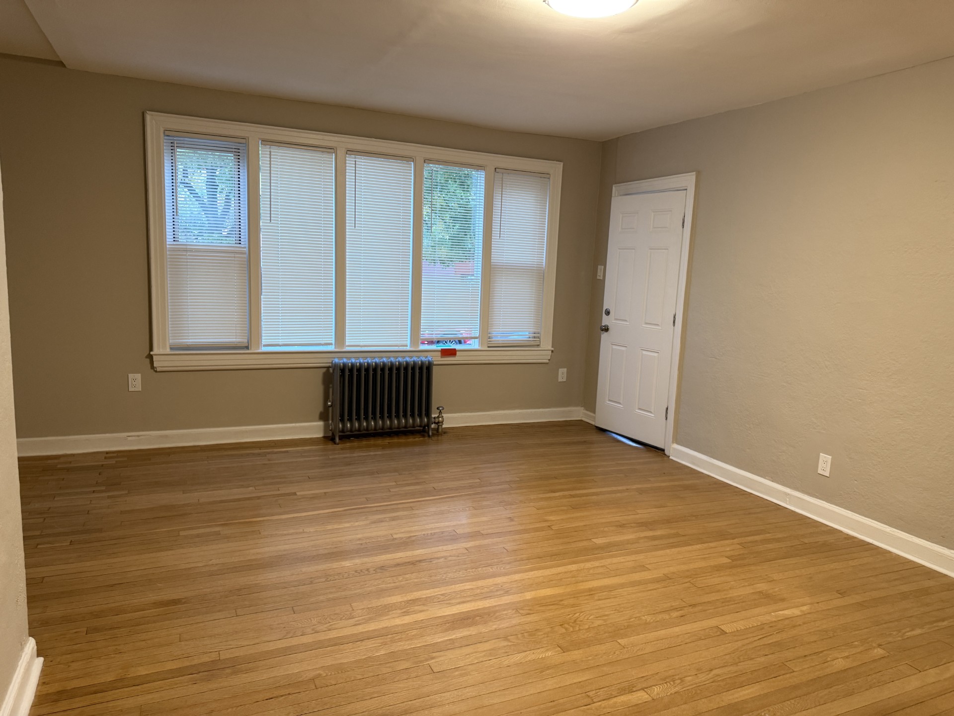 Cozy 1st Floor Studio Apartment for Rent in the Heart of Whitestone. Apartment features Hardwood Floors Throughout, Eat-In Kitchen, Gas, Heat and Water Included. Conveniently located near Bus, School and Shops.