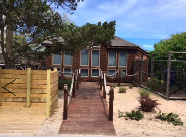 Come stay in this beach bungalow close to town and the beach. Call for more information!