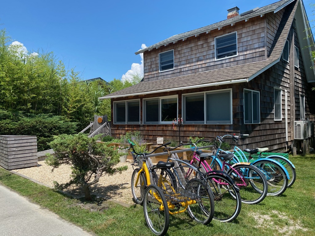 Charming 3 BR home on the east end of OB. Enjoy the luxury or being just a short walk to Seaview and to town. This home has all bedding, towels, beach chairs, bikes, wagon, BBQ and household basics provided. Nice private deck, pet friendly, and fabulous outdoor shower. 
<br>
