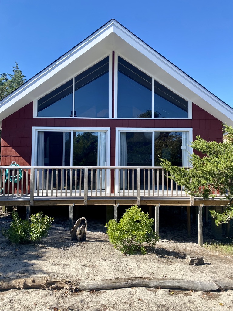 Come stay in the A Frame for the Season. Located on a quiet block in Ocean Beach and close to the ocean. This home is perfect for you summer stay!