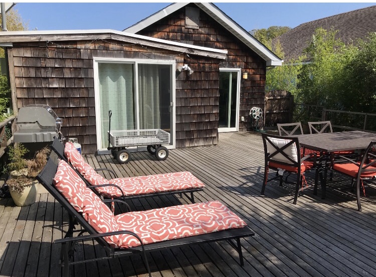 JUST LIKE NEW! This completely renovated home is the perfect place to have your summer vacation! Bright and open floorplan. Large deck.  Air conditioned.  Impeccably furnished.  Fully equipped with beach chairs, bikes, and a wagon. 

