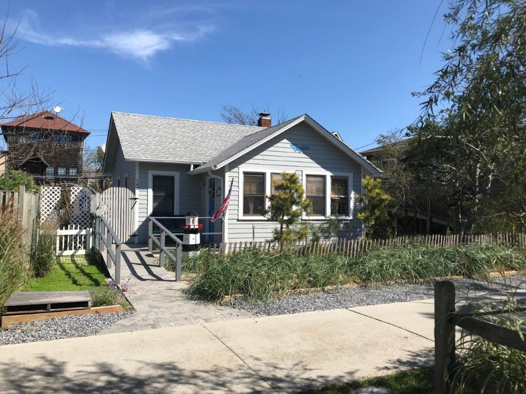 Charming 3 bedroom home on the ocean block. Large, private deck. Outdoor shower. AC. 1 full bath inside the house plus exterior bathroom and outdoor shower. Classic Fire Island style home!
<br>
<br>This house is available to rent weekly or monthly.
<br>
