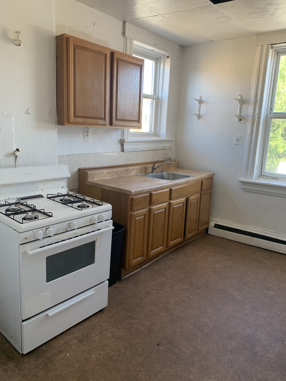  Spacious Apartment For Rent In Woodhaven Features 4 Bedroom, Eat In Kitchen, Living Room, Dinning Room & 1 Full Bathroom. Heat And Water Included. Close to All Shops And Transportation.


