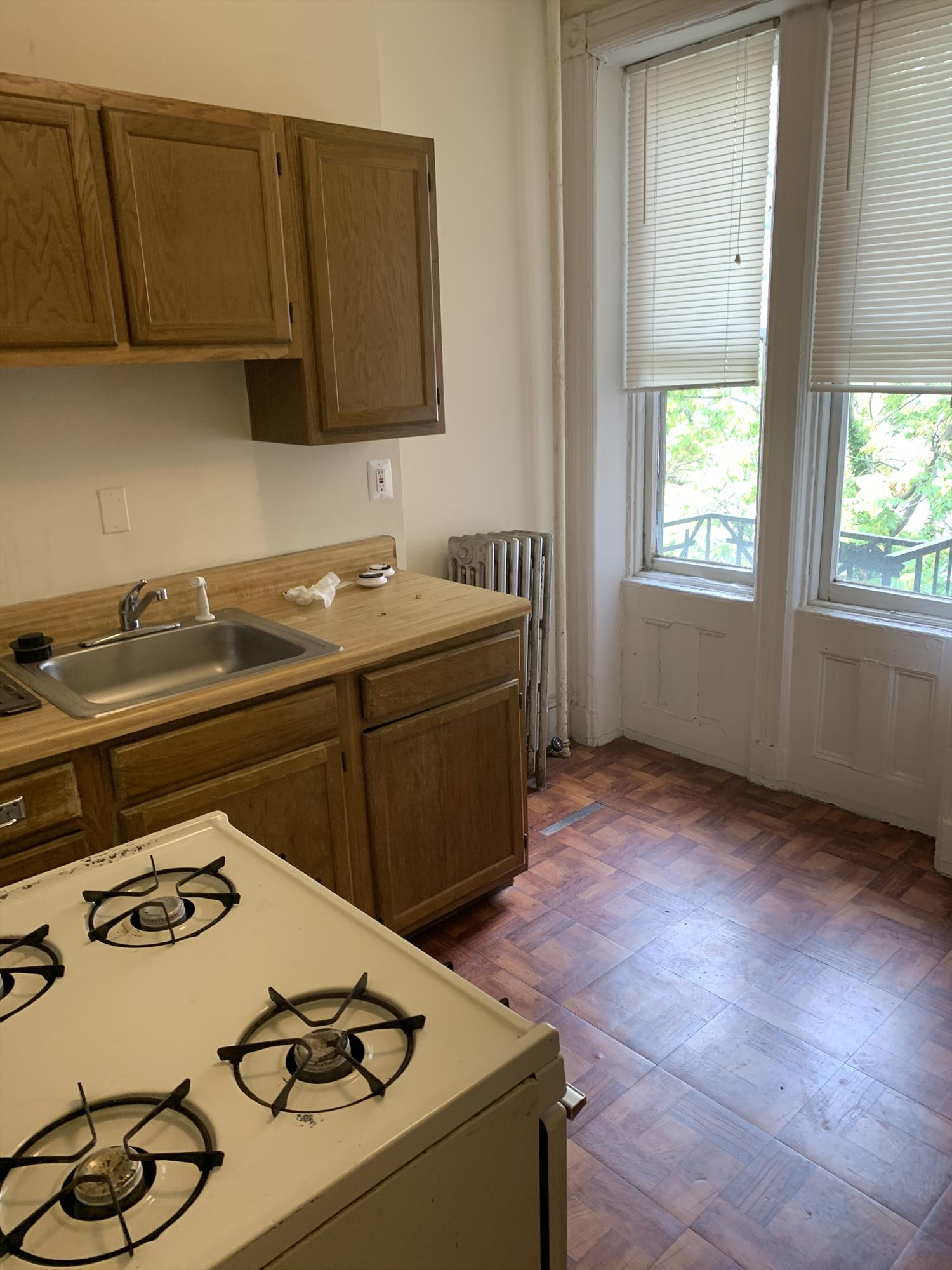 No Fee! You must see this large one bedroom one bath ideal location!
Hardwood floors throughout!
Steps to path train! Must See! 

Available for vacant (landlord flexible on move-in date)

Two months free rent equals 1416 per month rent

