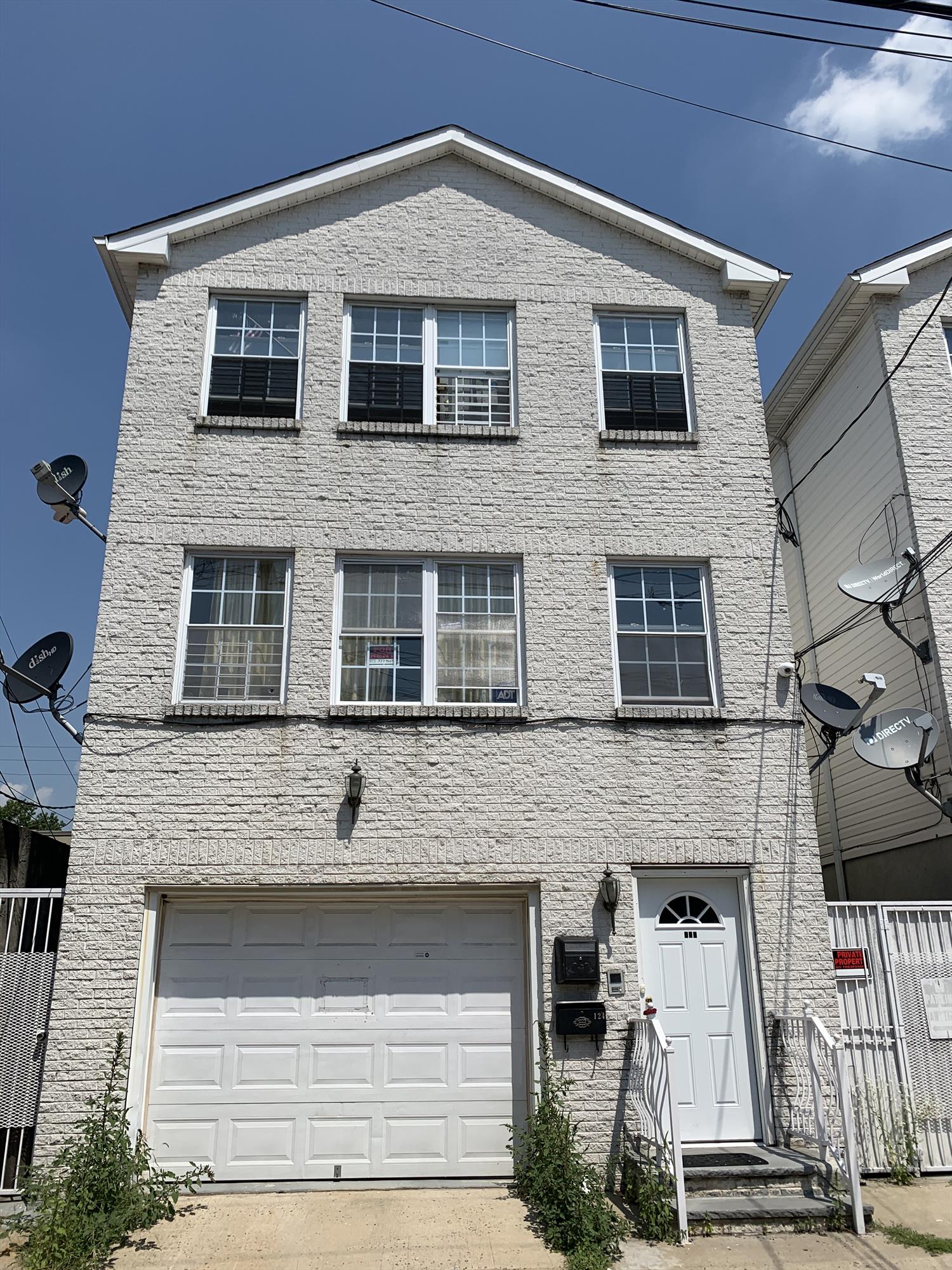 You must see this large three bed two bath apartment! Apartment has just been completely painted.
Great natural light!

Hardwood floors throughout. Central air and heat! Great natural light.

Available for: Vacant(Owner flexible on move-in date)