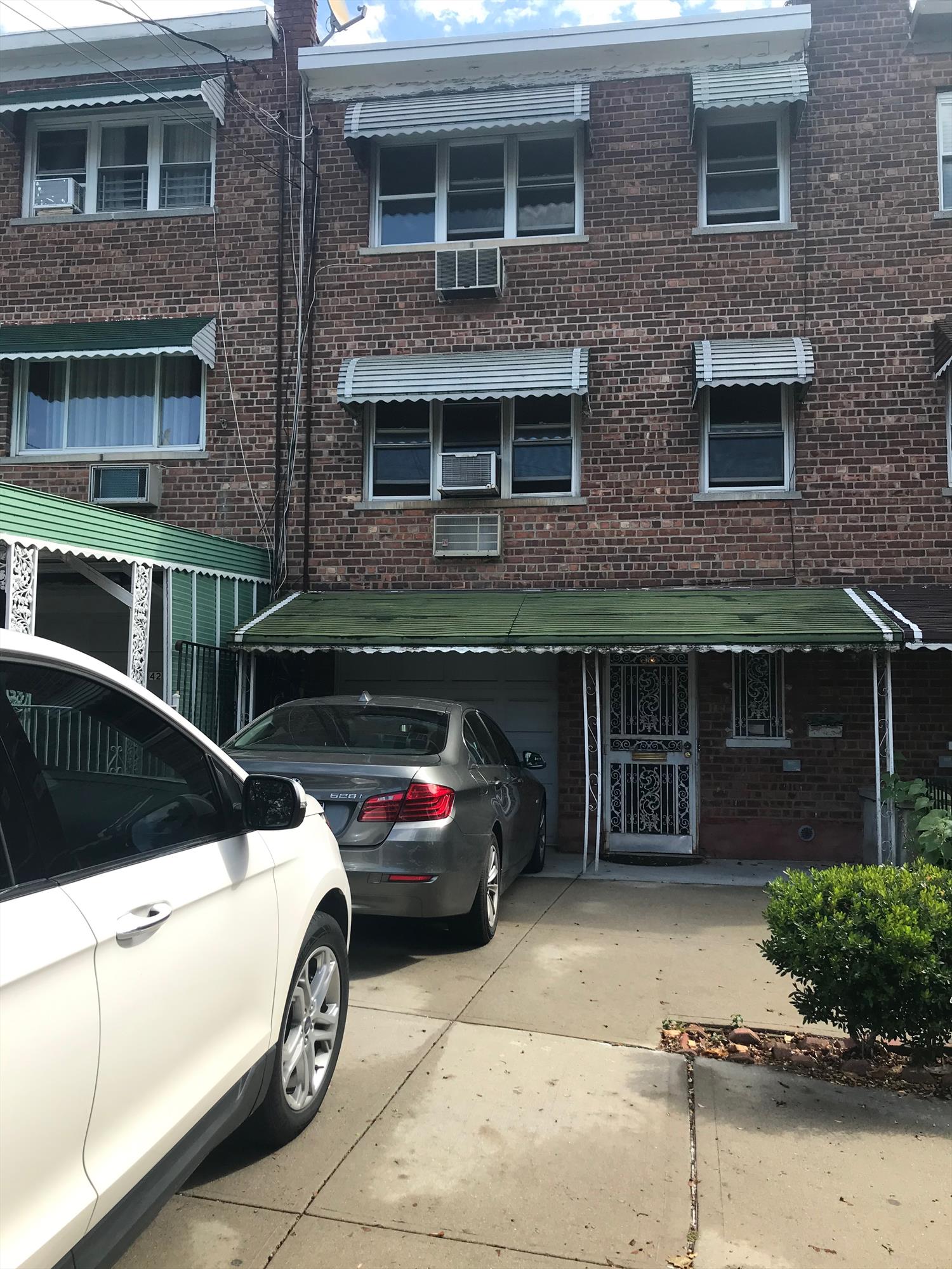 Spacious Bronx 3 Bedroom Apartment Features 1 Full Bathroom, LR/DR Combo, Kitchen with tile floor, Hardwood Floors Through Rest of Unit. Ample Closet Space. Great Location Close to Stores and Transportation!