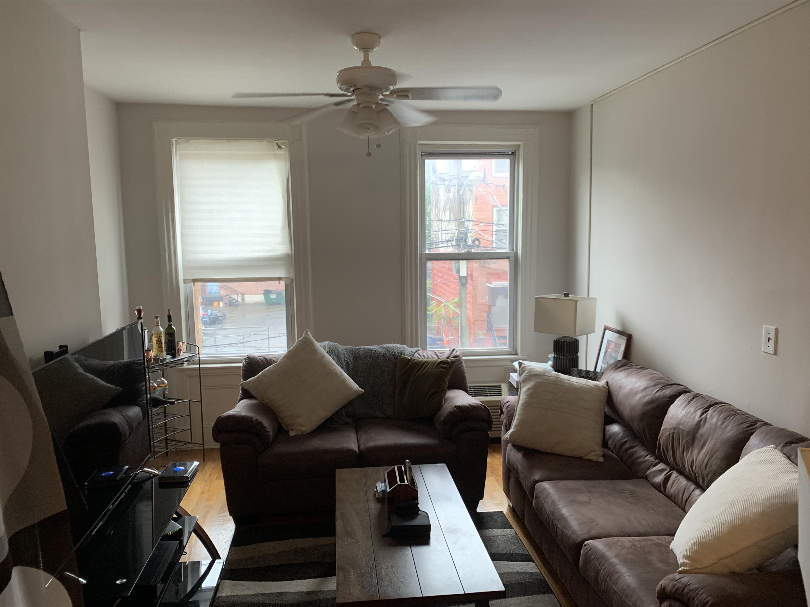 No Fee! You  must see this One Bed One Bath! Great natural light. Hardwood floors throughout. Laundry in building. Steps to train shops and restaurants.

Available for Vacant(Owner Flexible On Move In Date)