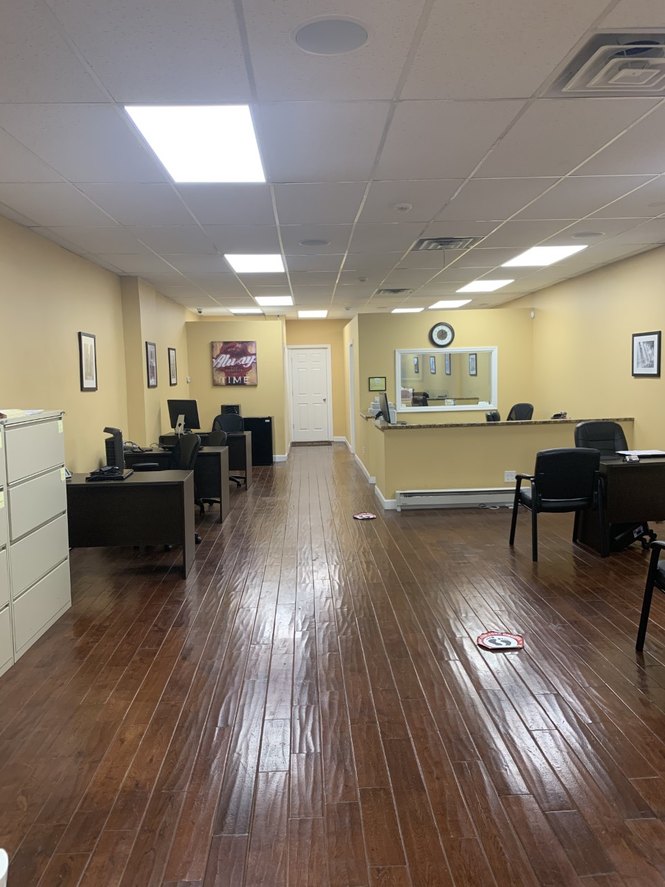 Beautiful Office Space For Rent In The Heart Of Glendale. Features Open Space Layout W/ 2 Office Space Partitions, 1 Private Storage Room & 1 Full Bathroom. Approx 800 SQ Ft. Heavy Foot Trafficking .

