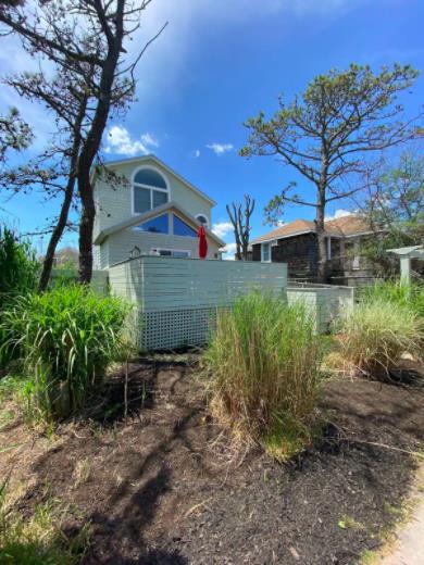 This Ocean Beach dog-friendly home features 4 bedrooms, 2.5 bathrooms (+ outdoor shower) and is just a short walk to both town and the beach. The house has 2 floors and can comfortably sleep 10 people, with ample space inside and outside to relax, dine and hangout with all guests.
<br>

