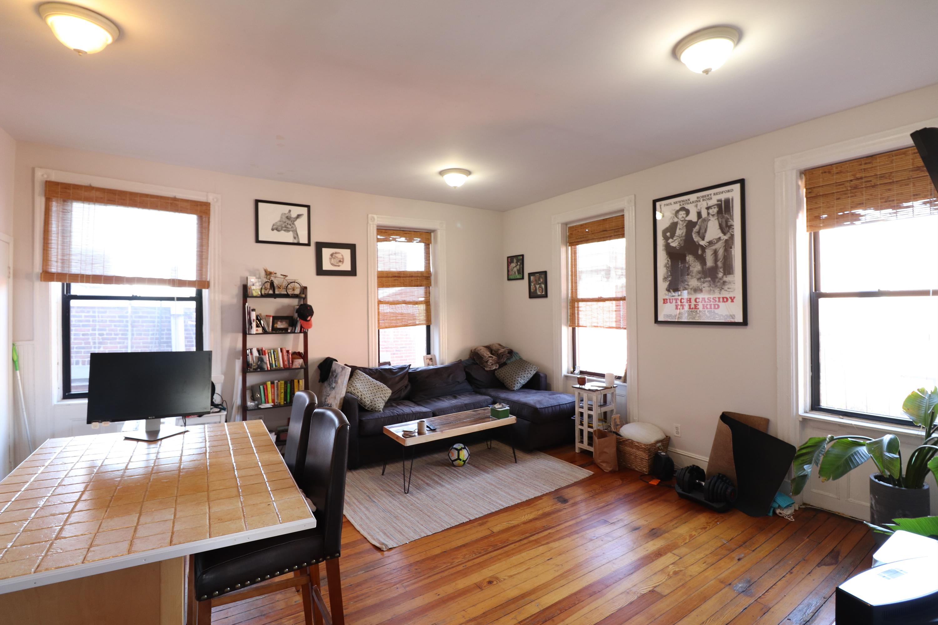 ***NO BROKER FEE***
Amazing location for a 1 bed 1 bath apartment. Located on the corner of 2nd and Washington Street, on the top floor. Features include a nice boxy layout, hardwood floors, and flooded with light. Apartment entrance is located on court street.