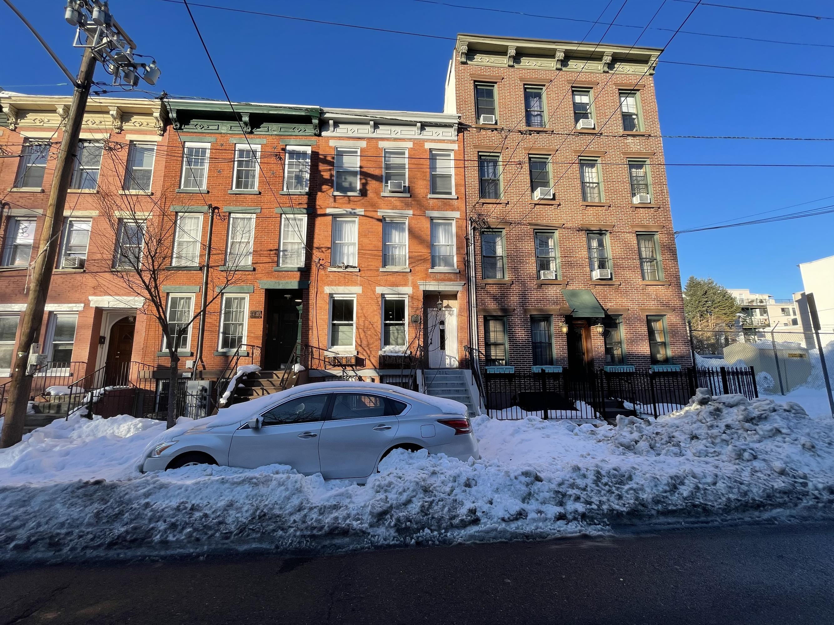 Beautiful updated 1 bedroom; featuring exposed brick and hardwood floors.
Kitchen has a breakfast counter.
Near Public Transportation.
In Downtown Jersey City. Parking is good due to lack of residences across the street, and just a quick walk to either Newport or Grove st..
Tenant Pays all Utilities except for water. Utilities run usually under 100/month.
1/2 Month Brokers fee.