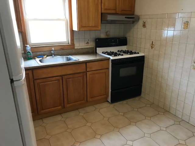 Lovely 2 Bedroom Apartment for Rent in Whitestone. Features Living Room, Eat-in-Kitchen and 1 Full Bathroom. Water is Included. Hardwood Flooring Throughout. Convenient to Transportation and Shops!