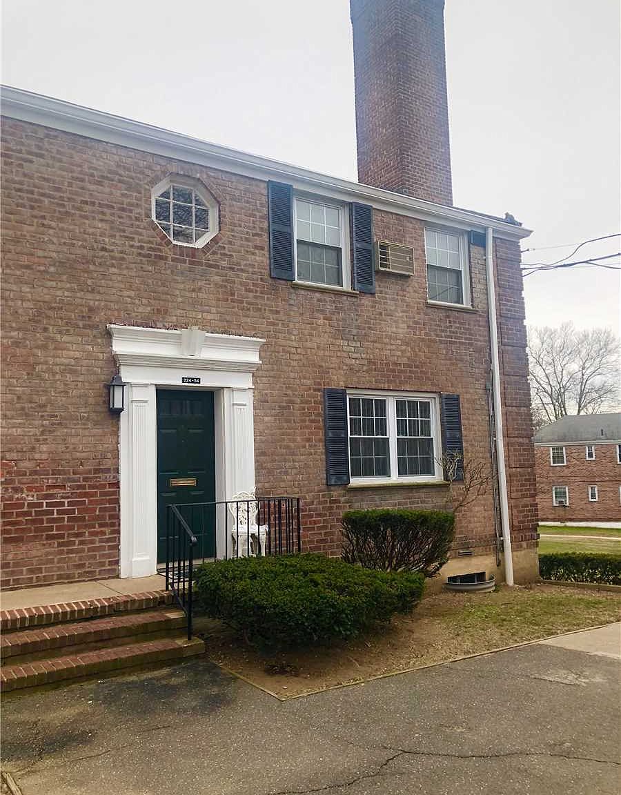 Lovely 1 Bedroom 2nd Floor Garden Apartment Rental In Oakland Gardens; Features Living Room, Dining Room, Galley Kitchen w/ Dishwasher, and 1 Full Bath. Hardwood Floors Throughout. Washer/Dryer On Premises. Pet Friendly. Rent Includes Heat and Water. Conveniently Located Near Bus and Shops.
