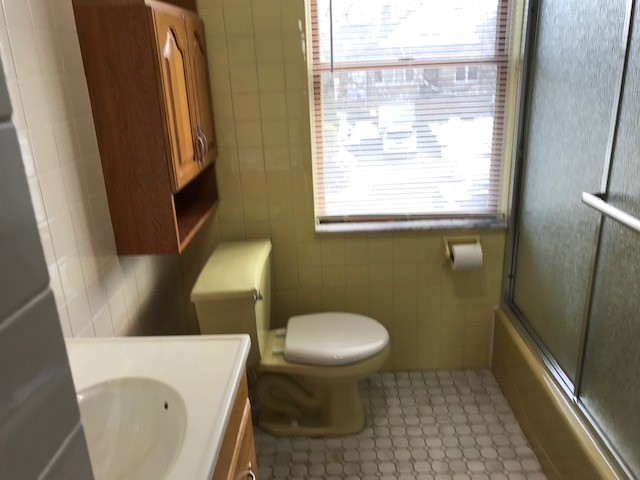 Cozy 1 Bedroom 2nd Floor Apartment For Rent In Whitestone; Features Living Room, EIK and 1 Full Bath. Wall To Wall Carpet Throughout. Rent Includes Heat and Water. Conveniently Close To Shops, Buses, and Park. 