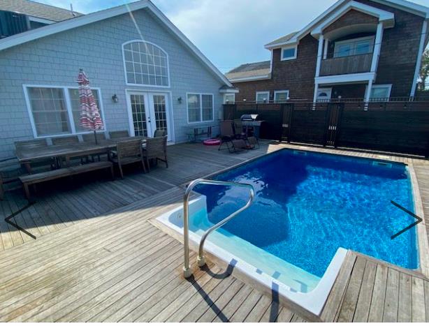 Large & contemporary 5 bedroom, 3 bath ocean beach home with a pool ! 