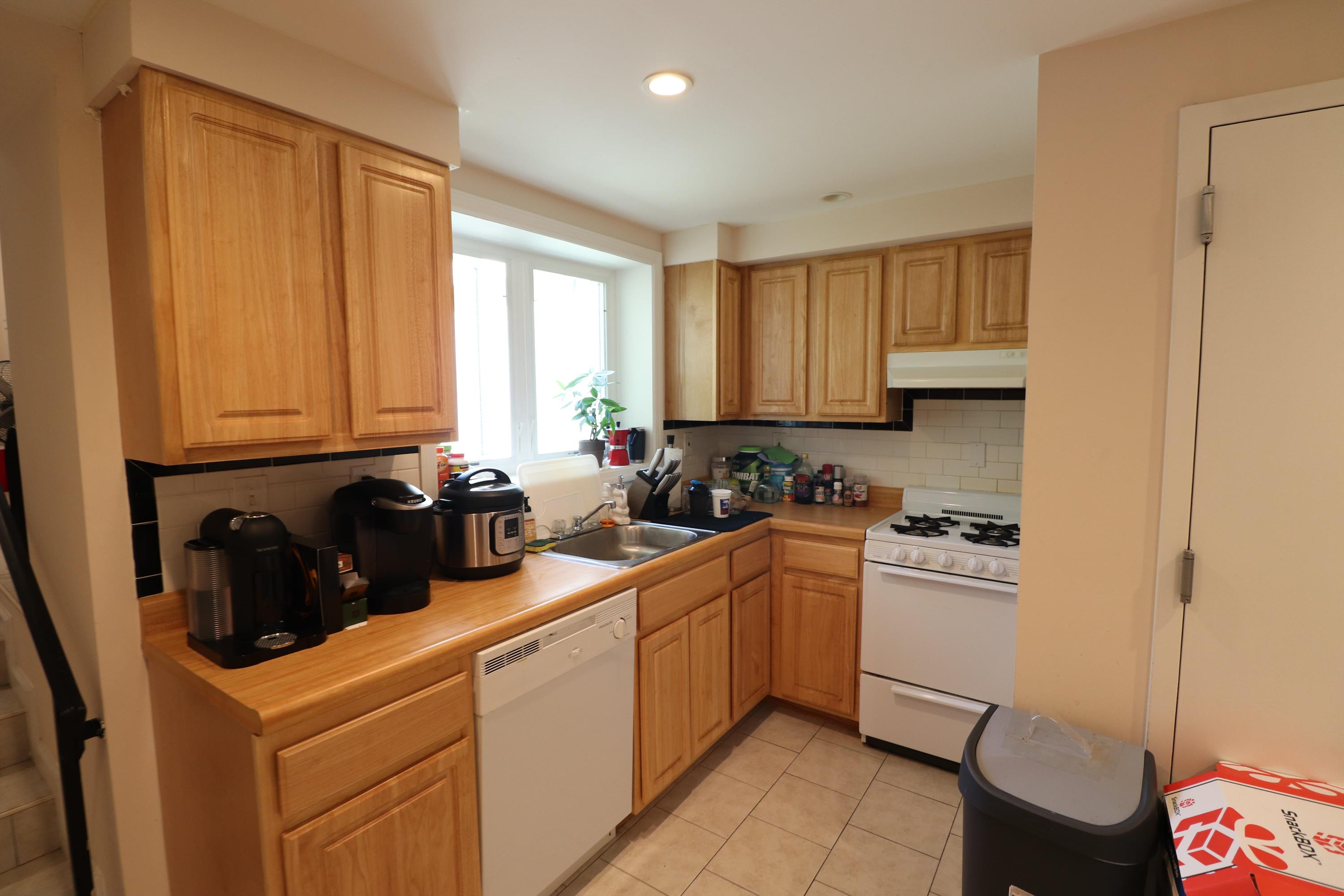 Great 1 bedroom with in unit washer/dryer and private patio! Apartment features: dishwasher, tiled floors, and in unit washer/dryer in this fantastic location close to the PATH train. Available 7/1.