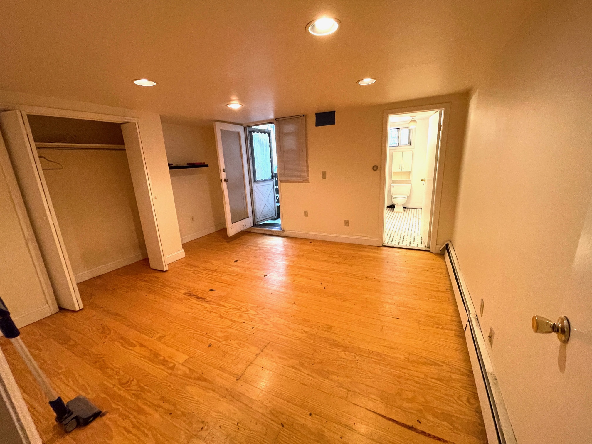 ***No Broker Fee***Spacious garden level apartment in this amazing location in Hoboken with WASHER/ DRYER in the unit plus cute little outdoor space! Apartment is located on the Garden level but the full size windows flood the unit with light!

Vacant 
Available July 1