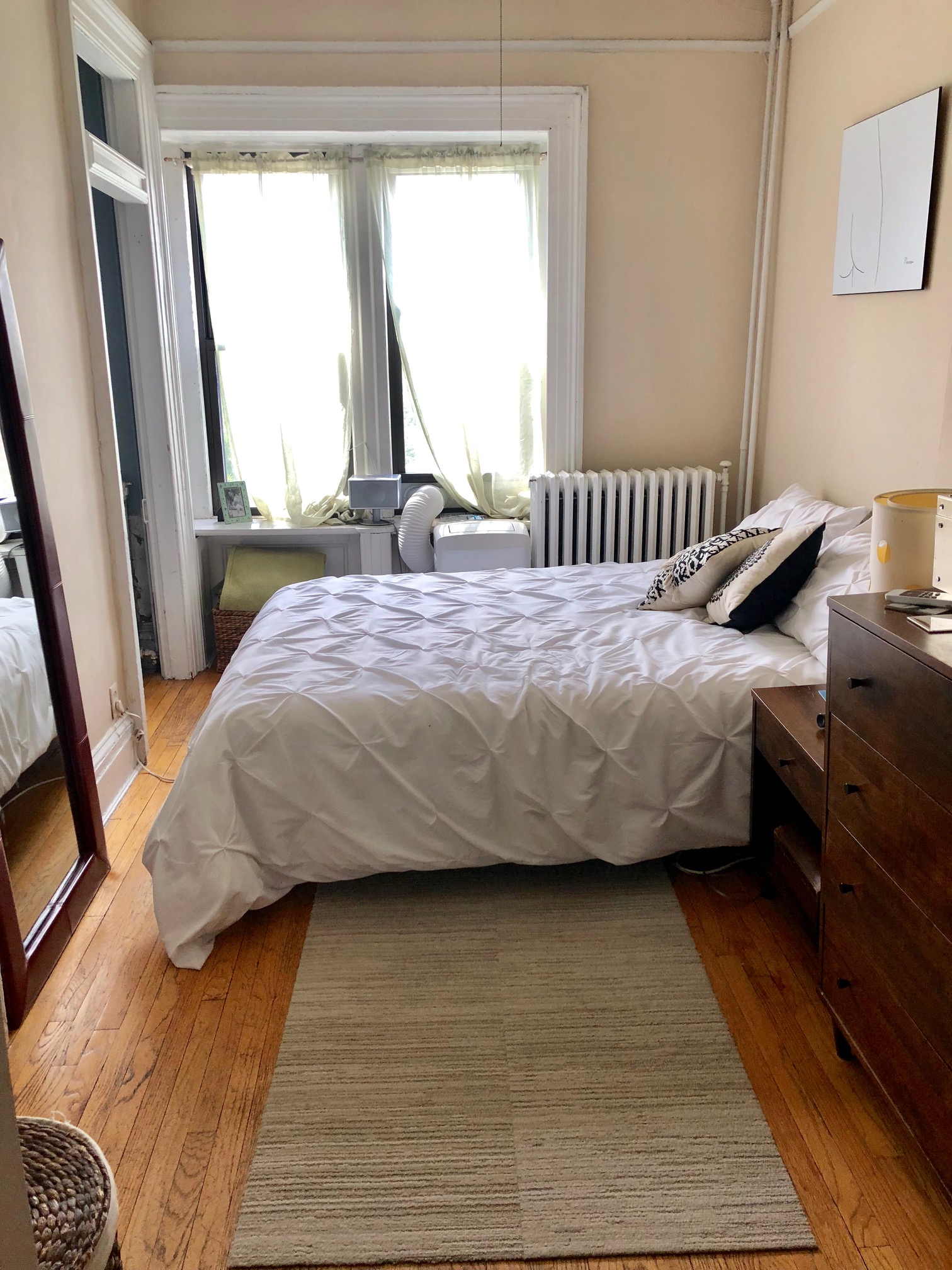 **No broker fee**Fantastic 1 bed 1 bath plus den/ walk in closet! Property features eat in kitchen, hardwood floors, great closet space and washer/ dryer in the building. Unit is only 1 full flight up the stairs on the second floor. Amazing location