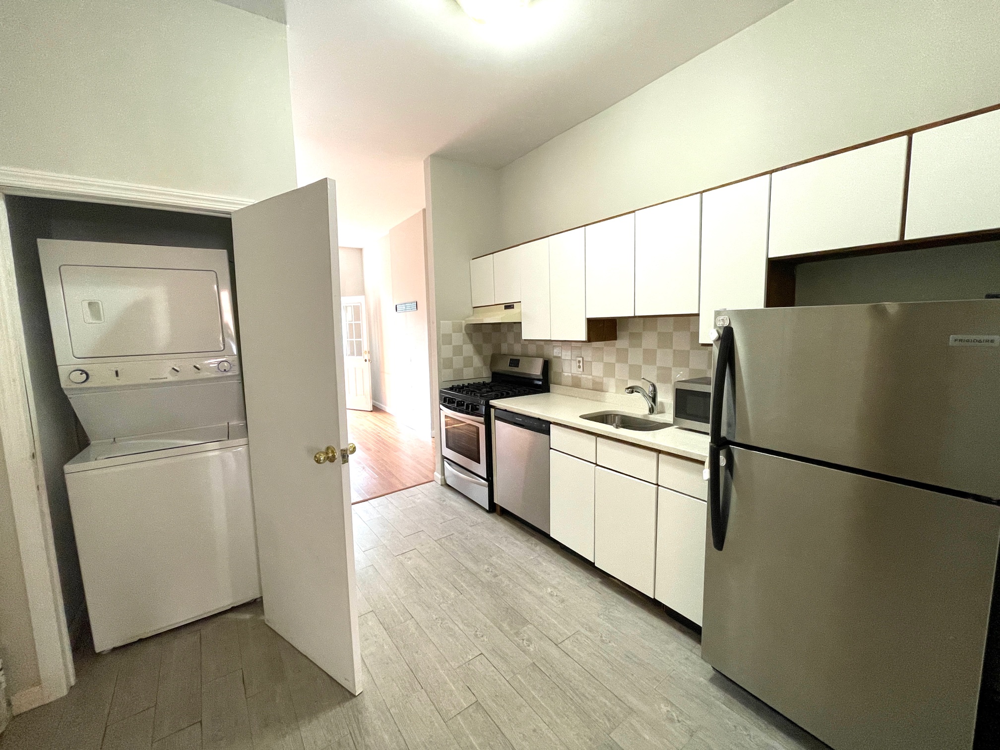 Amazing one bedroom with private outdoor space and washer/ dryer in the unit. Apartment was fully renovated with stainless steel appliances, washer/ dryer in unit and newly renovated bathroom. This home has a great open layout and a fantastic location making this a perfect home!
