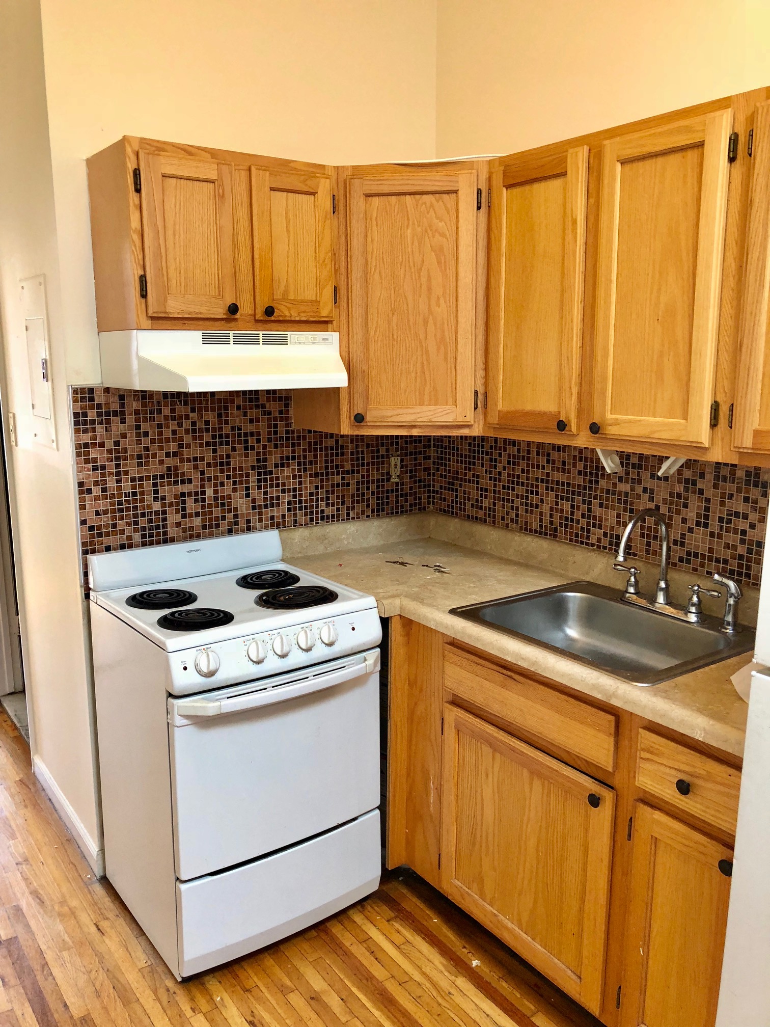 This beautiful apartment features hardwoods floors, beautiful sky light, a great layout and shared laundry on the first floor. This unit can also be used as a two bedroom with limited living room space since both rooms are on either ends of the apartment. A nice boxy 1 bedroom is perfect as well..SORRY NO PETS. Available 10/1. 